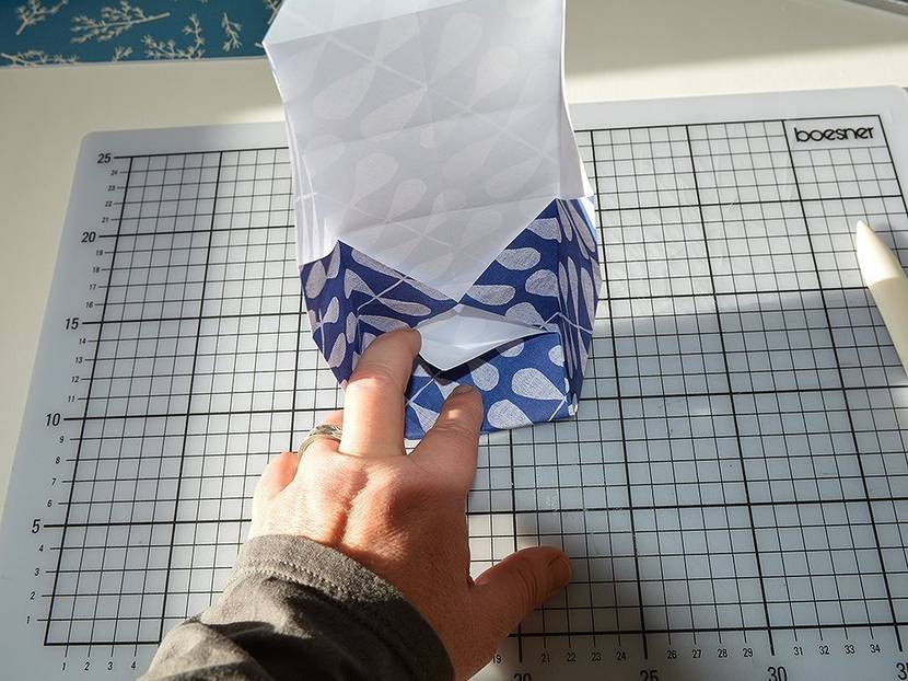 Die Spitze trifft auf die Mitte, wenn sie über die neue Kante gefaltet wurde.