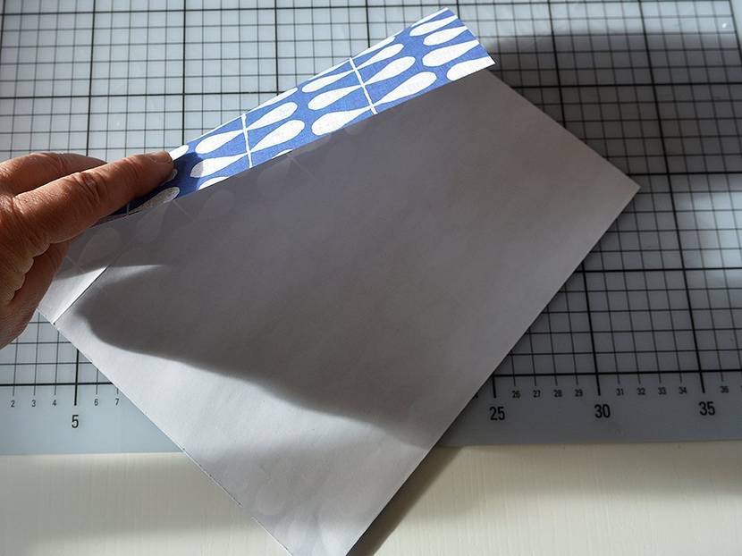 Vorderseite nach unten legen.