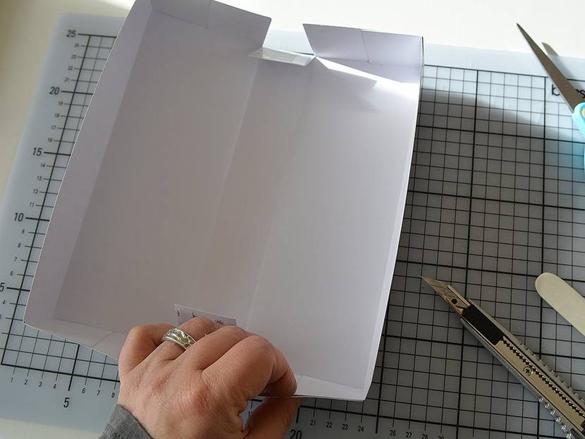 Die äußeren Ecken verkleben.