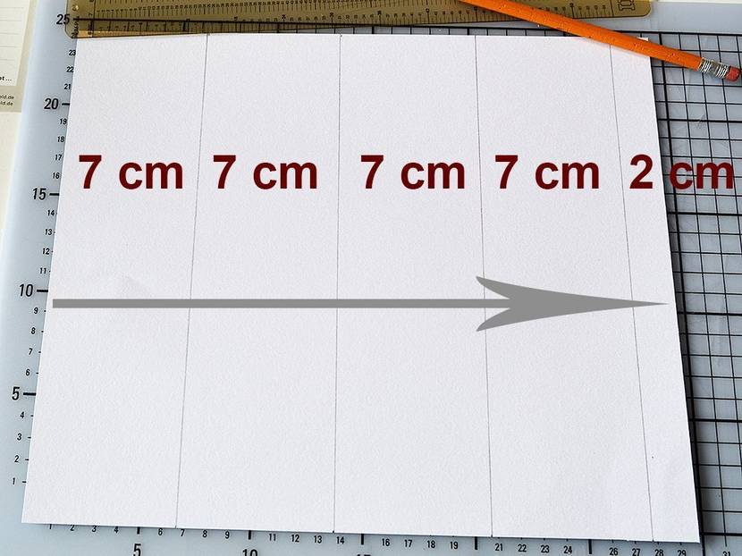 n der Breite werden viermal 7 cm und am Ende einmal 2 cm abgeteilt.