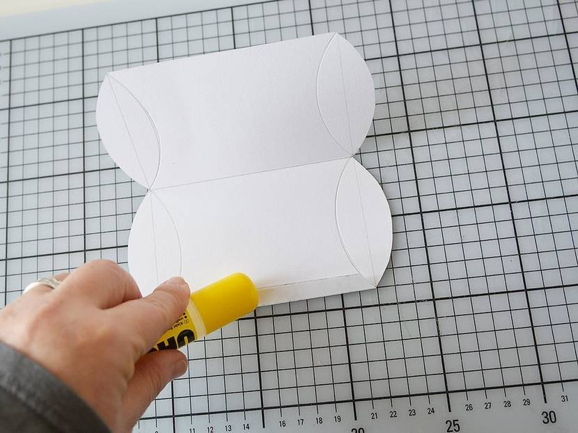 Die Lasche mit Kleber bestreichen.