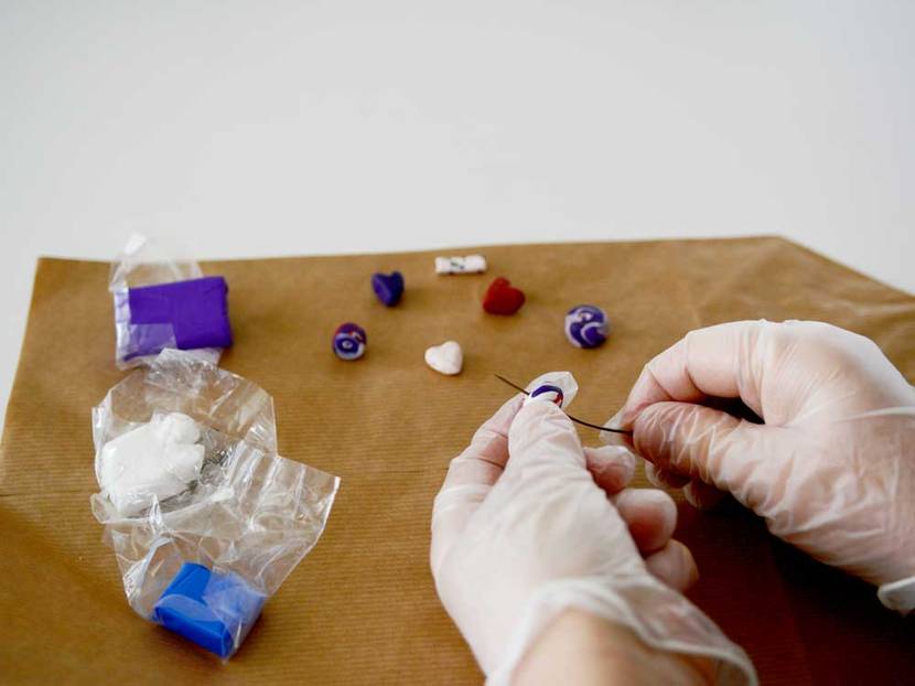 geformte Fimoperlen werden durchstochen