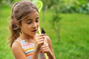 maedchen mit schmetterling
