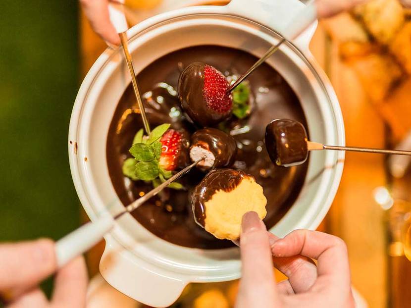 Scholadenfondue und Früchte