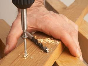 Schraube in Holz gedreht
