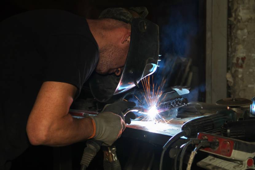 schweisser arbeitet mit schweissgeraet