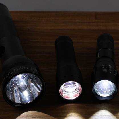 Verschiedene Taschenlampen in Test