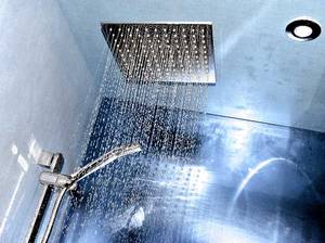 regendusche eingebaut in der Decke