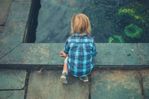 Kinder an Teichen und Pools sollten zu ihrer eigenen Sicherheit niemals alleine gelassen werden.