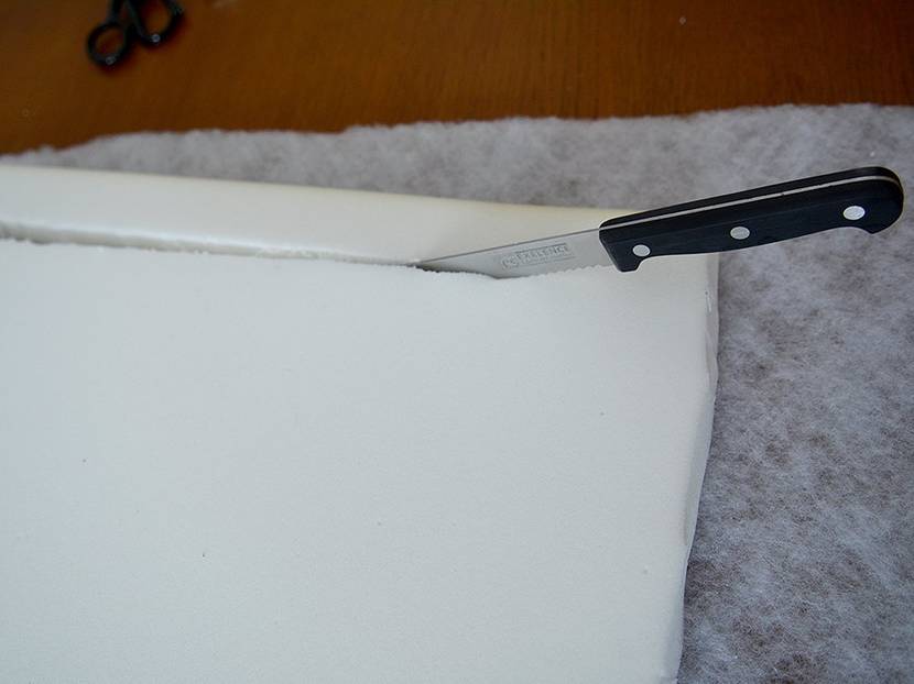 Ränder mit einem Teppichmesser abschneiden.