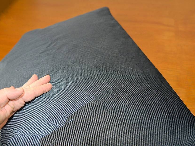 Den Polsterstoff mit der sichtbaren Seite nach unten legen.