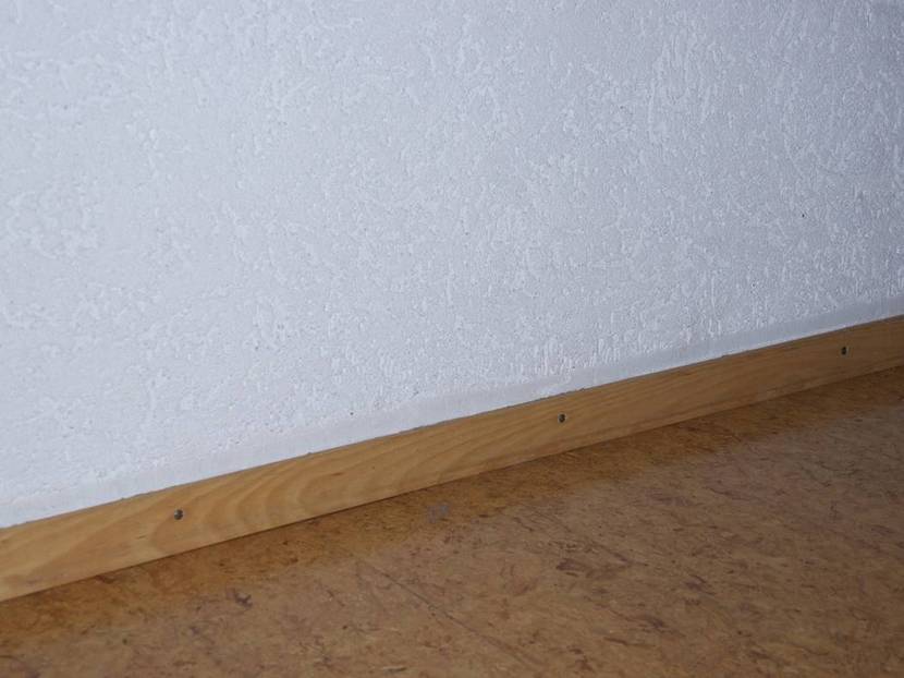 angeschraubte Sockelleiste