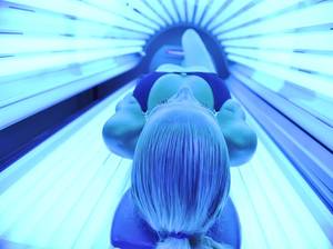 junge frau liegt in solarium