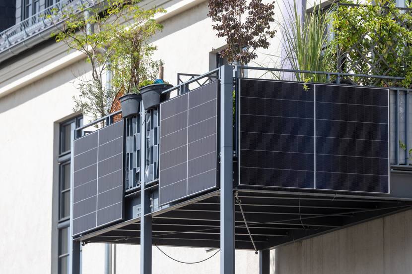 Mehrere Solarpaneele sind außen an einem Balkon befestigt.