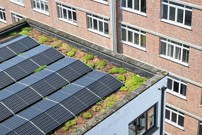 Photovoltaik-Anlage auf dem Dach eines Wohnhauses.