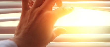 Sonnenschutz-Fenster: 7 Tipps für den nachträglichen Sonnenschutz