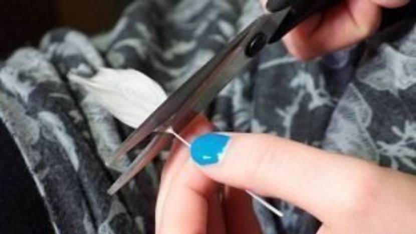 sorbische-ostereier-auschneiden-mit-cuttermesser