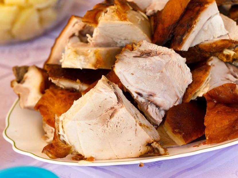 Spanferkel servierfertig aufgeschnitten