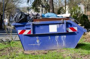container mit abfällen
