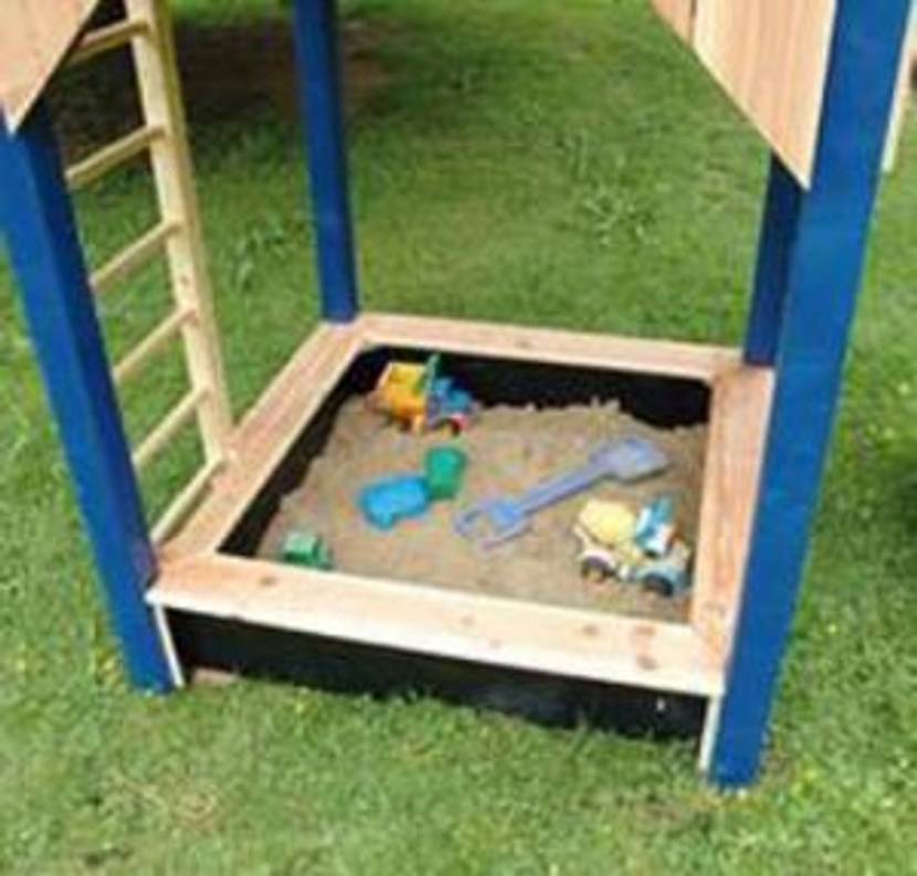 Spielturm mit Sandkasten