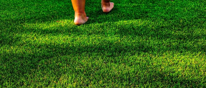 kind läuft auf spielrasen