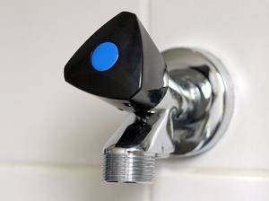 Spülmaschine einbauen – Wasseranschluss