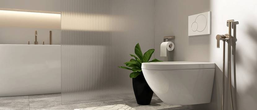 Modernes WC in hellem Badezimmer.