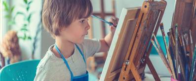 kleiner junge an staffelei