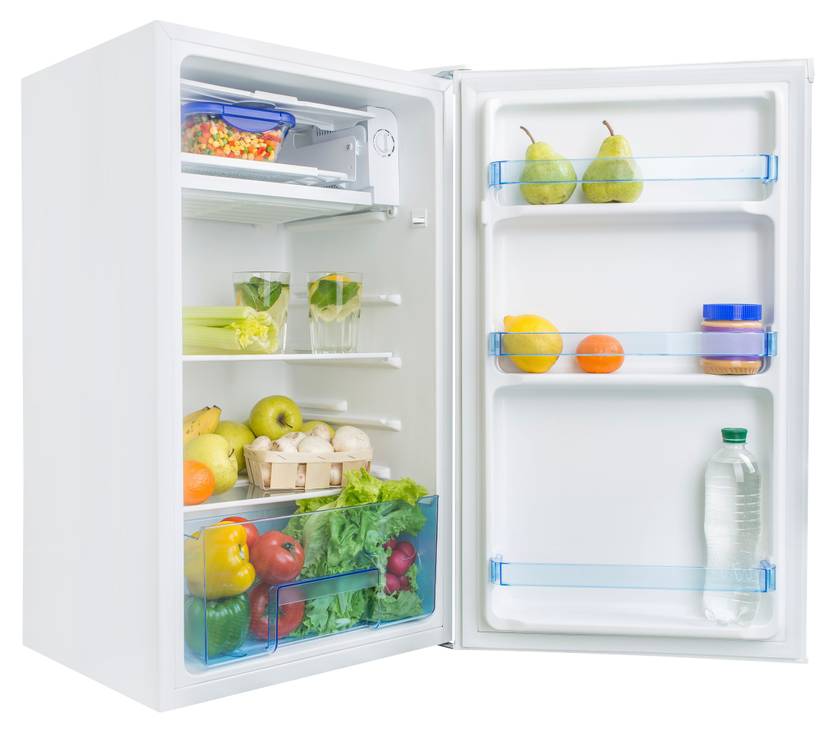 Geöffneter Standkühlschrank vor weißem Hintergrund