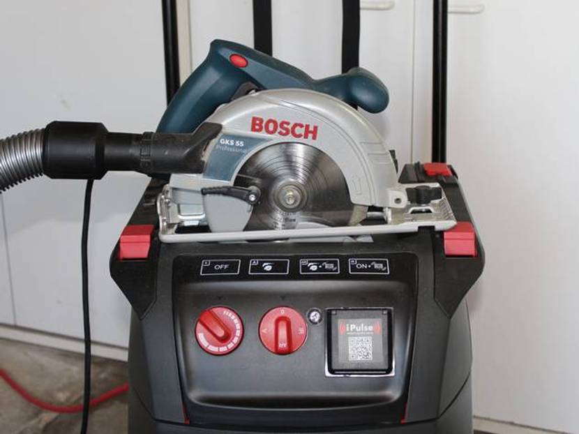 Der Saugschlauch passt an vielen Elektrowerkzeugen.
