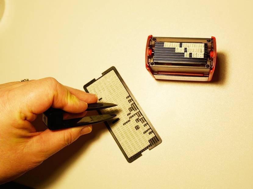 Mit der Pinzette werden die Buchstaben platziert.