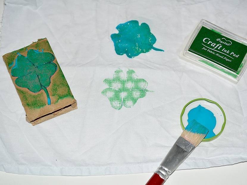 Hier ein Versuch mit Stempelfarbe und Acrylfarbe auf Stoff.