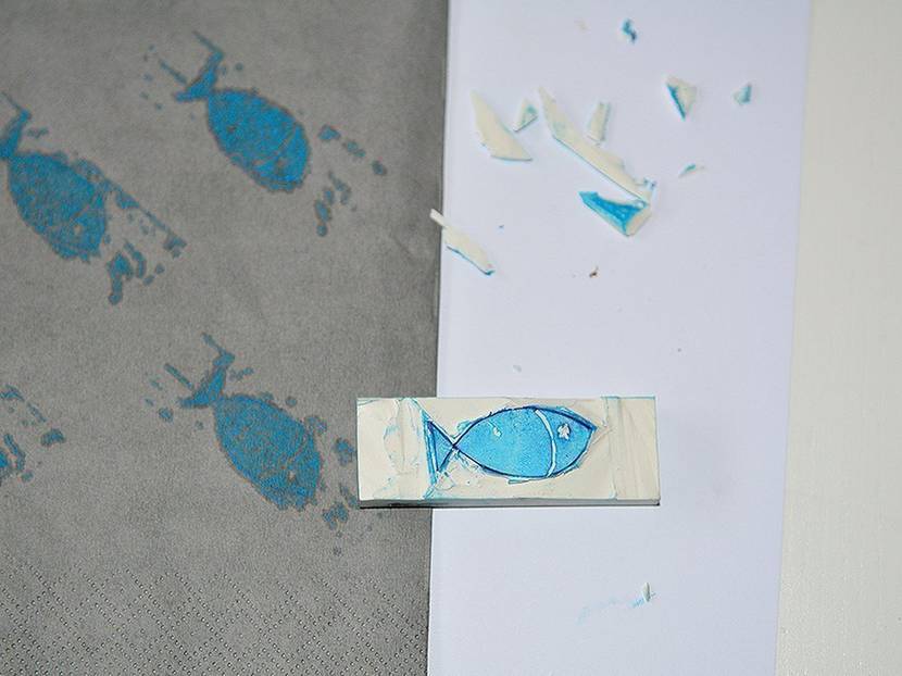 Der Stempel aus dem Radiergummi wird entsprechend nachgeschnitten.