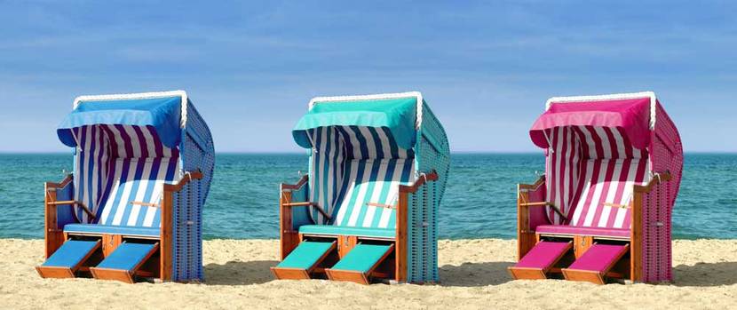 Strandkörbe in verschiedenen Farben