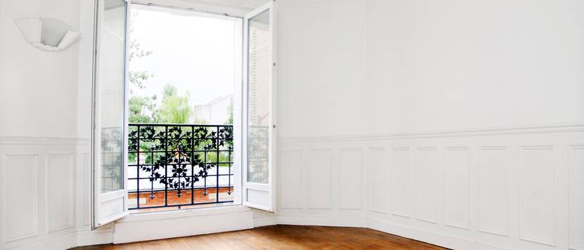 Weiß gestrichener Raum einer Altbau-Wohnung.