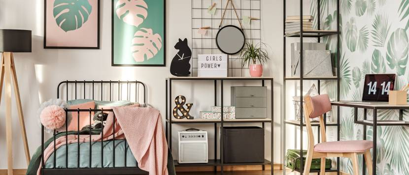 Modernes Jugendzimmer mit grüner, floraler Tapete und rosafarbenen sowie grünen Dekoelementen.