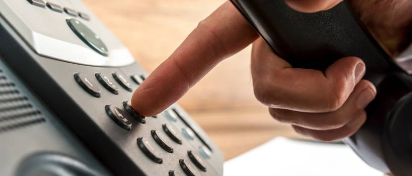 mann waehlt telefonnummer