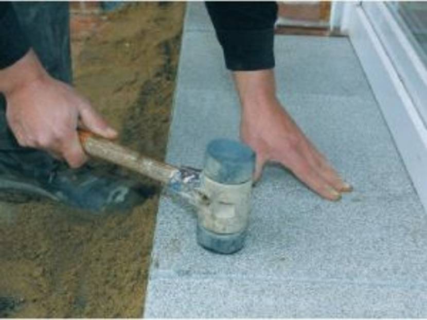 terrasse-beton-7 Mit einem Gummihammer wird korrigiert