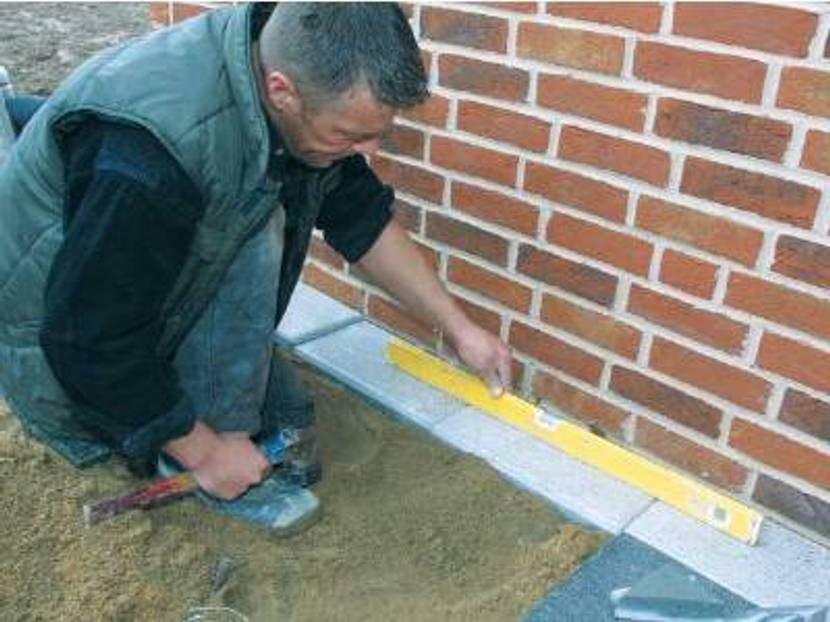 terrasse-beton-9-6 Das Gefälle muss von Anfang an kontrolliert werden.