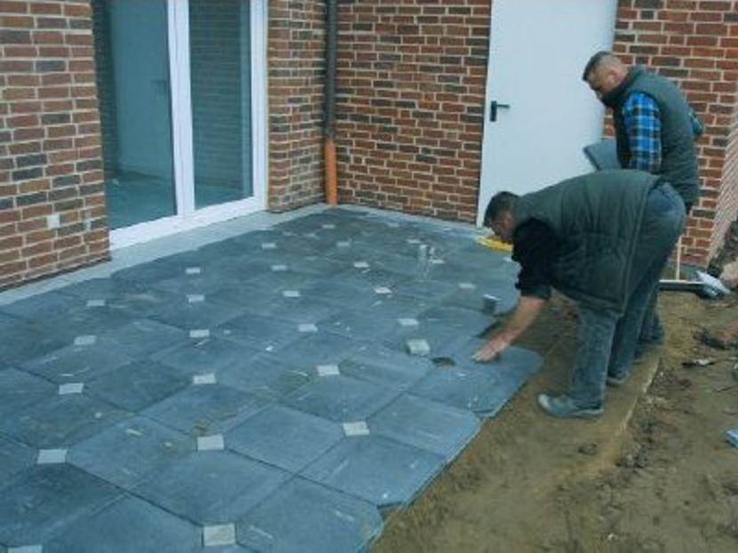 terrasse-beton-9-7 Zu zweit ist die Arbeit leichter zu bewältigen.