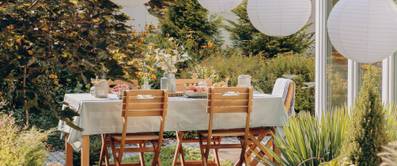 Geschmückte Terrasse mit Dekoelementen.