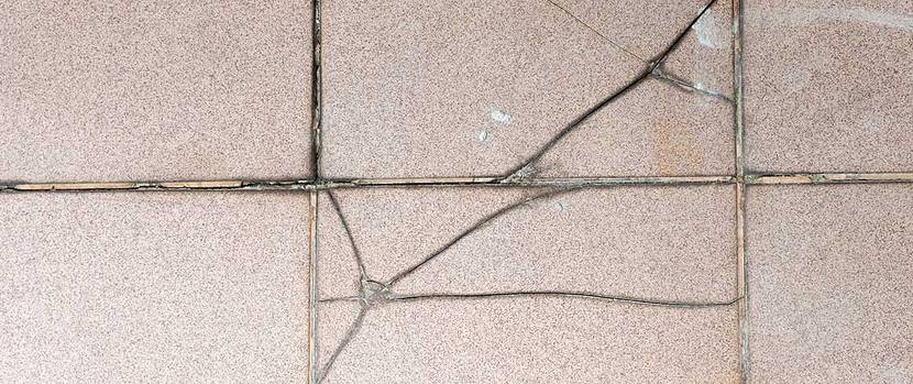 Zwei Terrassenfliesen sind zersprungen, also Terrassenfliesen ausbessern