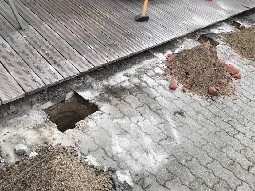 Löcher für das Betonfundament ausheben