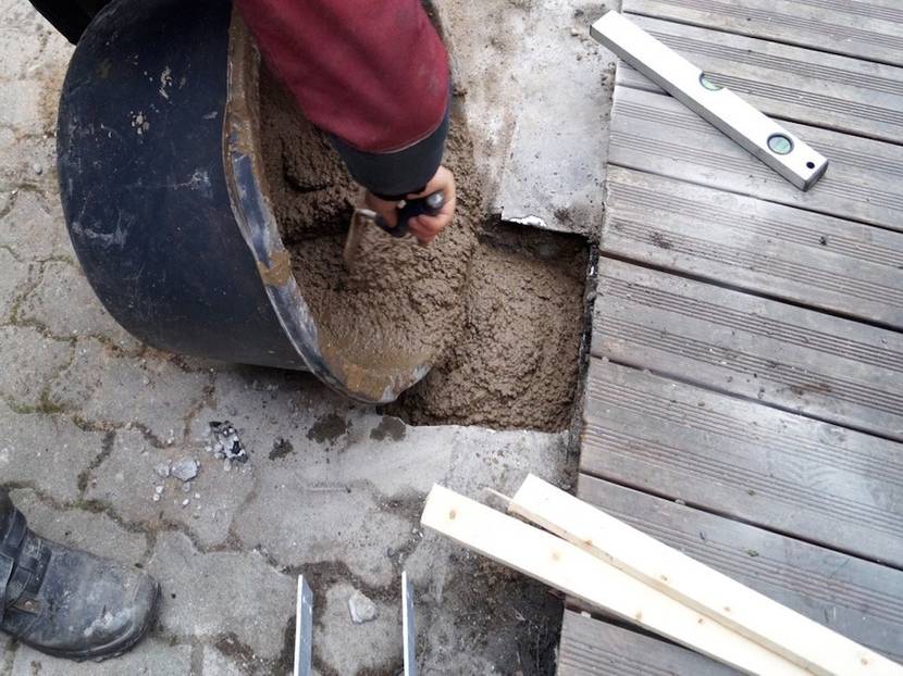 Mit Erdfeuchten Beton auffüllen.