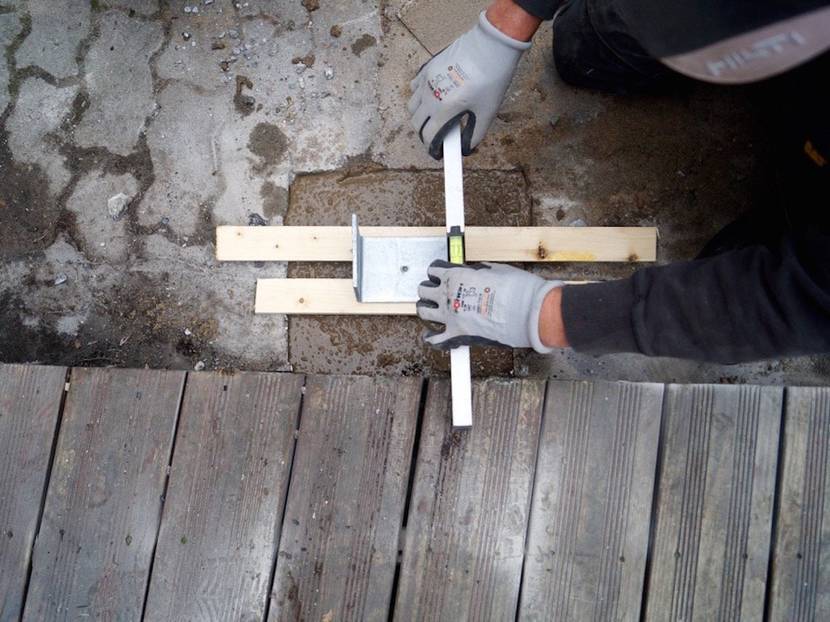 Pfostenanker ausrichten und stabilisieren.