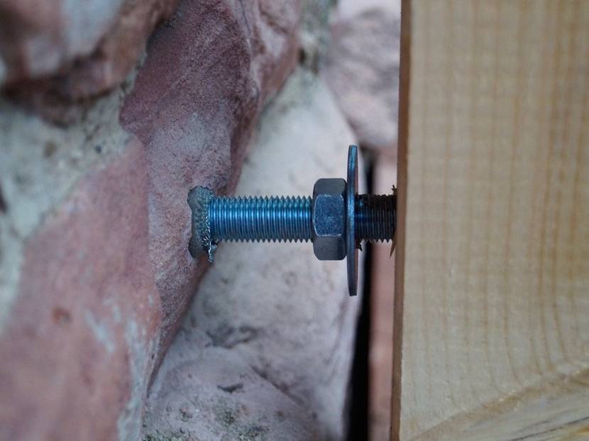 Pfosten nicht direkt an der Wand anlegen.