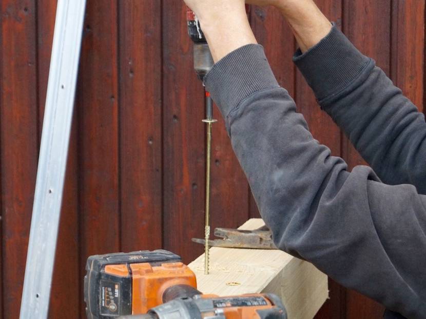 Pfette mit langen Holzschrauben von oben befestigen.