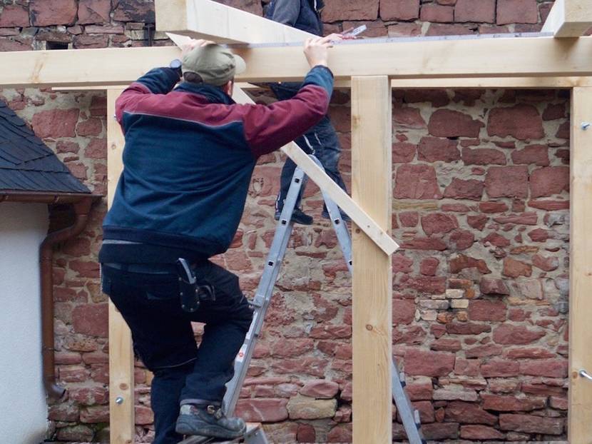 Sparrenabstand mit der Dacheindeckung abstimmen.