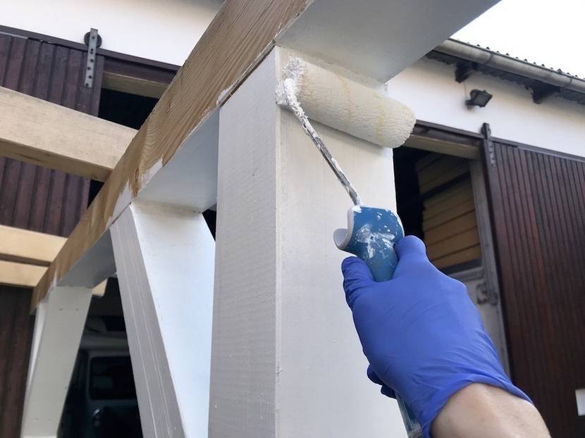 Das Holz mit Farbe oder Lasur vor Feuchtigkeit schützen.