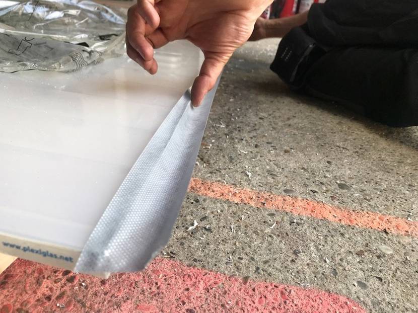 Klebeband auf die Seiten der Fußpfette kleben.